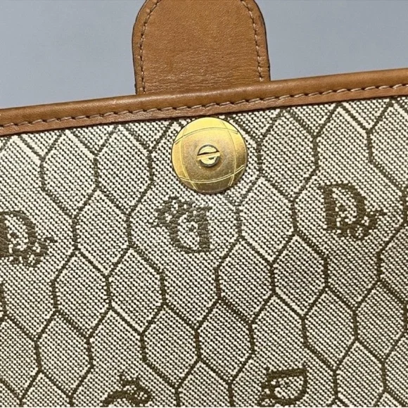 Elegant Tan and Cream Designer Shoulder Bag Set - Picture 11 of 16